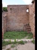 06877 ostia - regio i - insula ix - caseggiato del larario (i,ix,3) - raum 14 - bli ri sueden - 09.2022.jpg